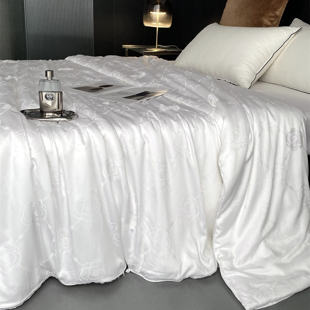 Lightweight Quilted Microfiber Blanket with Jacquard Texture and Breathable Filling